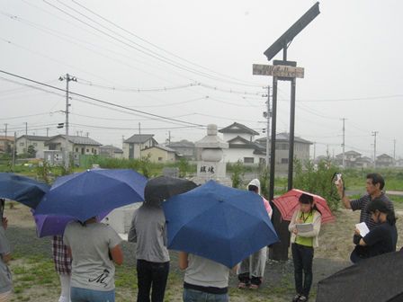 鎮魂の碑を前にお祈り